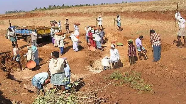 ఉపాధి అండగా.. పనులు మెండుగా..