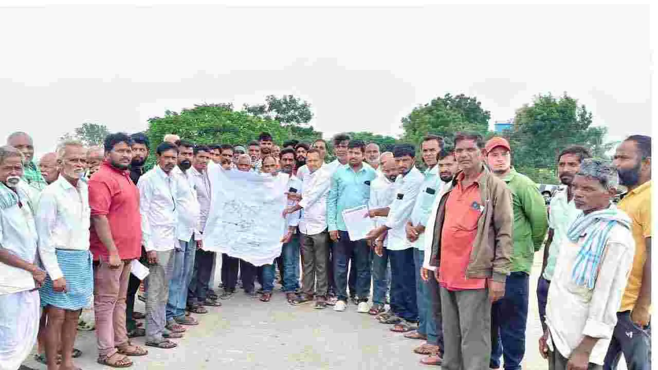 ఫాంహౌస్‌ పక్కనే భూమి.