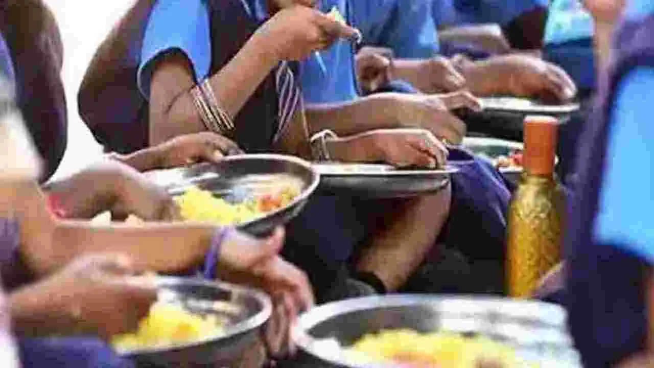 స్కూల్‌లో ఫుడ్ పాయిజన్ కలకలం.. 15 మంది విద్యార్థులకు అస్వస్థత