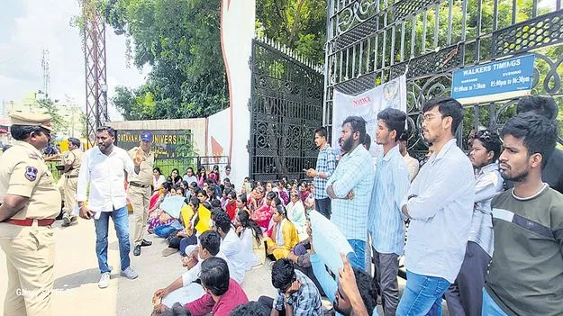 హాస్టల్‌ సమస్యలు పరిష్కరించాలి
