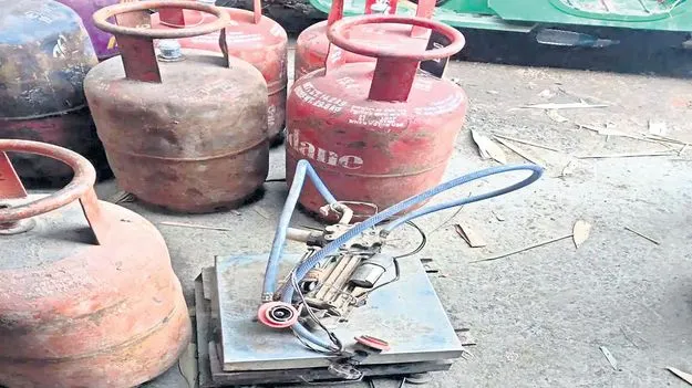 యథేచ్ఛగా గ్యాస్‌ దందా..