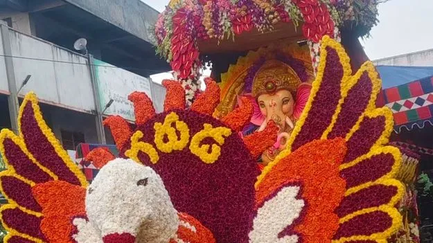 గణపయ్య ఎక్కినాడు.. పూల పల్లకి!