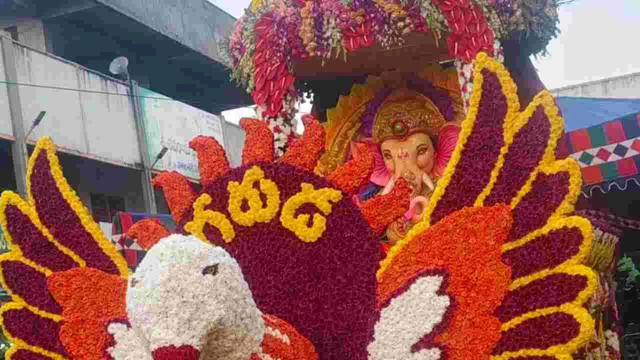 గణపయ్య ఎక్కినాడు.. పూల పల్లకి!