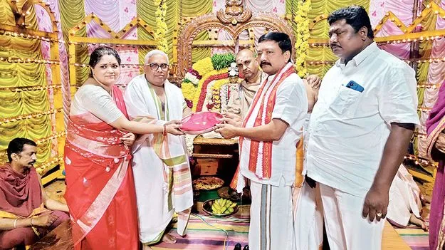 కామేశ్వరీదేవికి బంగారు కళ్లు బహూకరణ