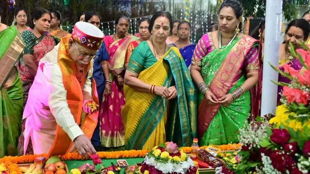 లోక్‌భవన్‌లో ఘనంగా బతుకమ్మ
