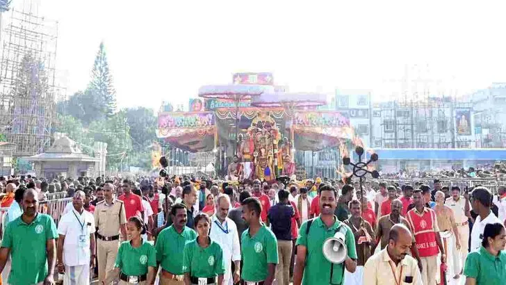 తిరుమల నవరాత్రి బ్రహ్మోత్సవాలు.. హనుమంత వాహనంపై శ్రీవారు
