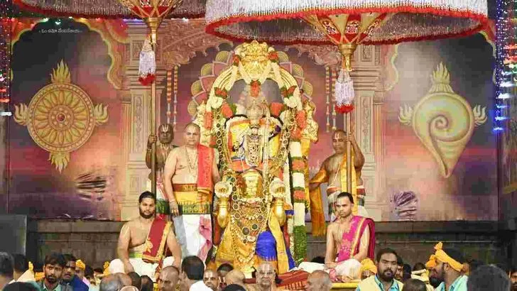 తిరుమల నవరాత్రి బ్రహ్మోత్సవాలు.. హనుమంత వాహనంపై శ్రీవారు