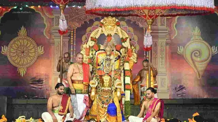 తిరుమల నవరాత్రి బ్రహ్మోత్సవాలు.. హనుమంత వాహనంపై శ్రీవారు