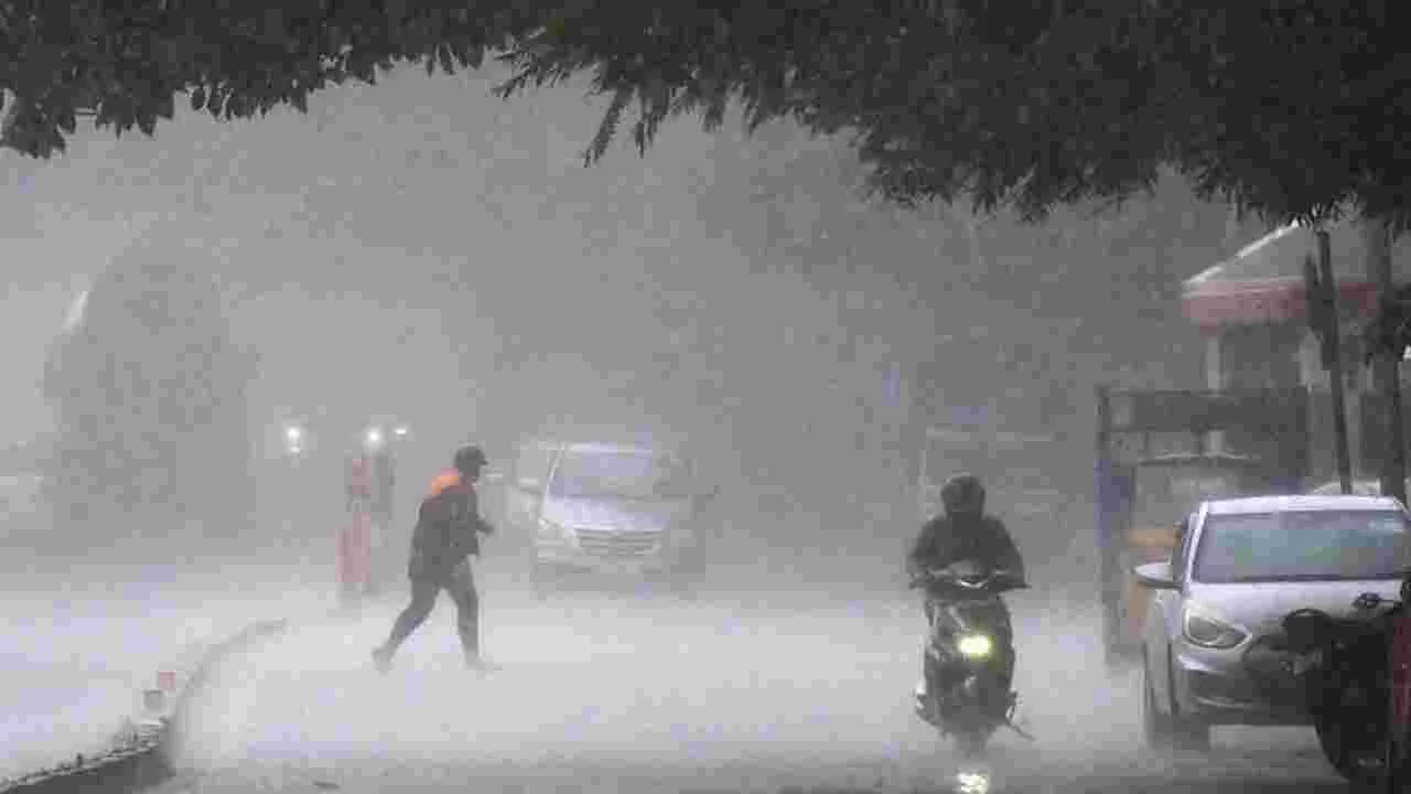భారీ వర్షాలు... పొంగిపొర్లుతున్న వాగులు, వంకలు