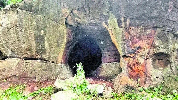 ములుగు జిల్లా తాడ్వాయి అడవుల్లో రాతి గుహ