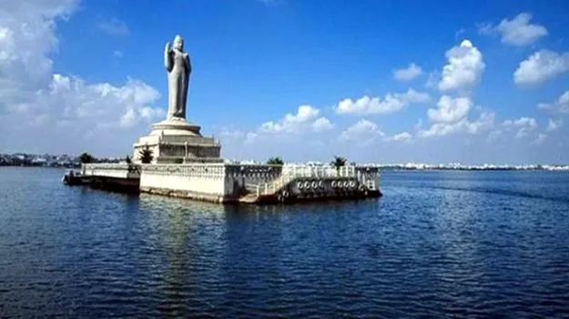 వైద్యం చేయించలేక చిన్నారిని హుస్సేన్‌ సాగర్‌లో తోసేసిన తల్లి.. చివరికి..