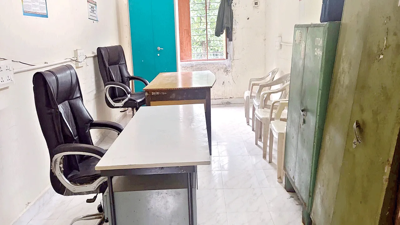ఒకరు సరెండర్‌.. మరొకరు బదిలీ!