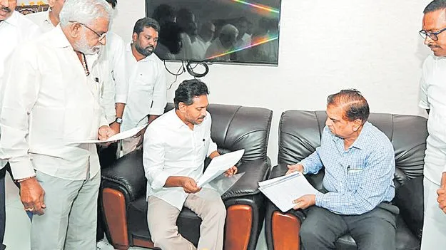 ఎస్‌ఈసీ పునేఠా తీవ్రవాది