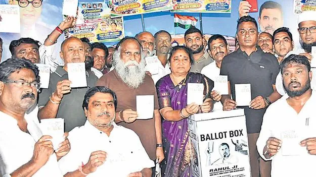ఓట్‌ చోరీకి పాల్పడుతున్న కేంద్రంలోని బీజేపీ ప్రభుత్వాన్ని గద్దె దించాలి