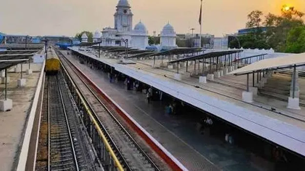 కాచిగూడలో తప్పిన ప్రమాదం.. తండ్రి, కూతురిని కాపాడిన కానిస్టేబుల్