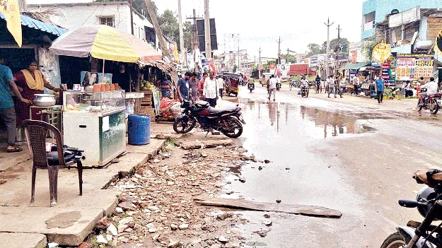   Encroach  కాలువ అయితే మాకేంటి .. ఆక్రమిస్తాం.. కట్టేస్తాం! 