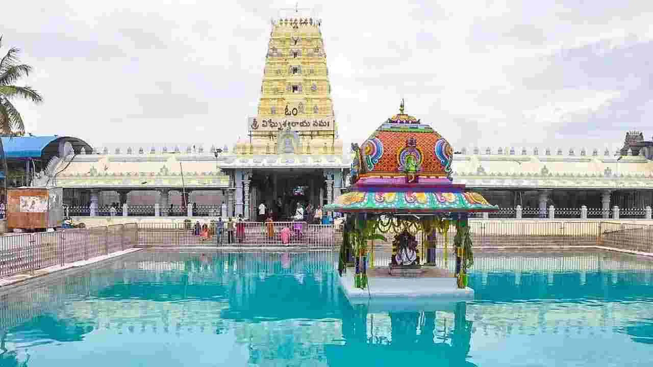 కాణిపాకంలో చవితి వేడుకలు.. పట్టువస్త్రాలు సమర్పించిన మంత్రి ఆనం