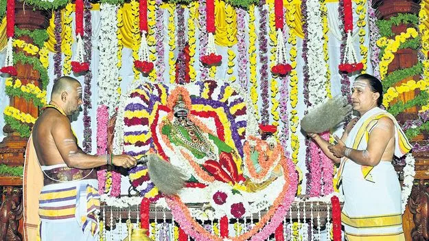 Kanipakam: వరసిద్ధుడికి పూలంగి సేవ 