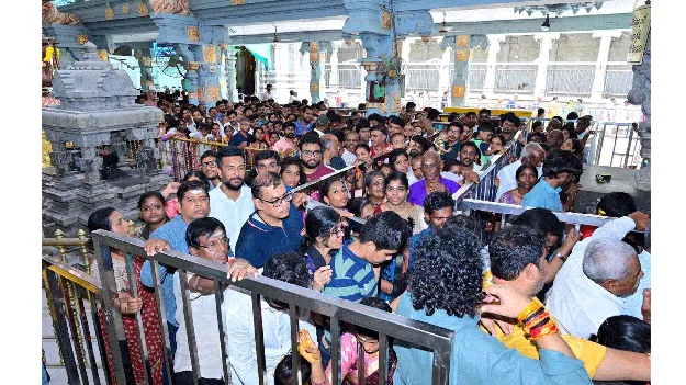 వరసిద్ధుడి దర్శనానికి 4 గంటలు 