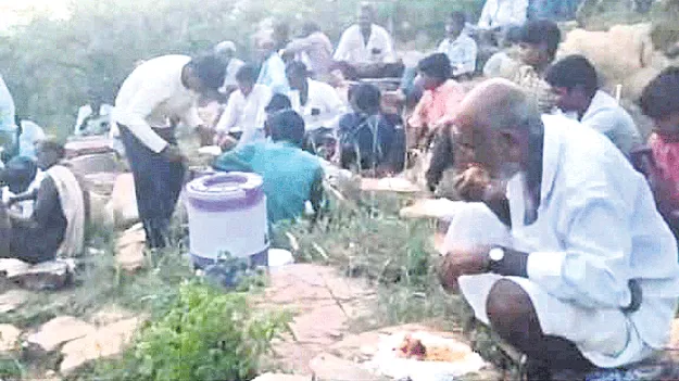 బండరాళ్లపైనే భోజనాలు 