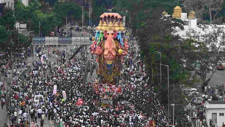 వైభవంగా ఖైరతాబాద్ మహాగణపతి శోభాయాత్ర.. లక్షలాదిగా తరలివచ్చిన భక్తులు