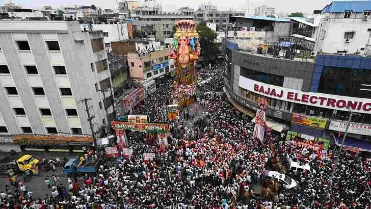 వైభవంగా ఖైరతాబాద్ మహాగణపతి శోభాయాత్ర.. లక్షలాదిగా తరలివచ్చిన భక్తులు