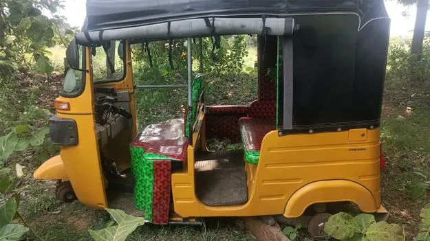  చోరీకి గురైన ఆటో పొలంలో ప్రత్యక్షం
