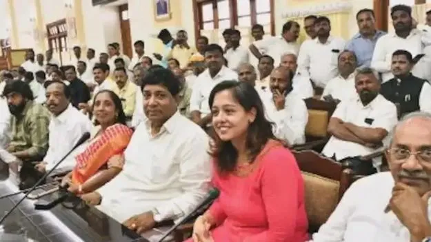 విధులకు హాజరుకాకుండానే నెలకు రూ.70 వేల జీతం.. కర్ణాటక ఎమ్మెల్యే మేనకోడలికి నోటీసు