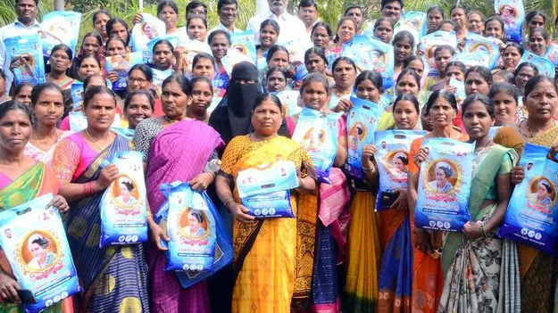  ఇందిరమ్మ చీరలొచ్చాయ్‌..!