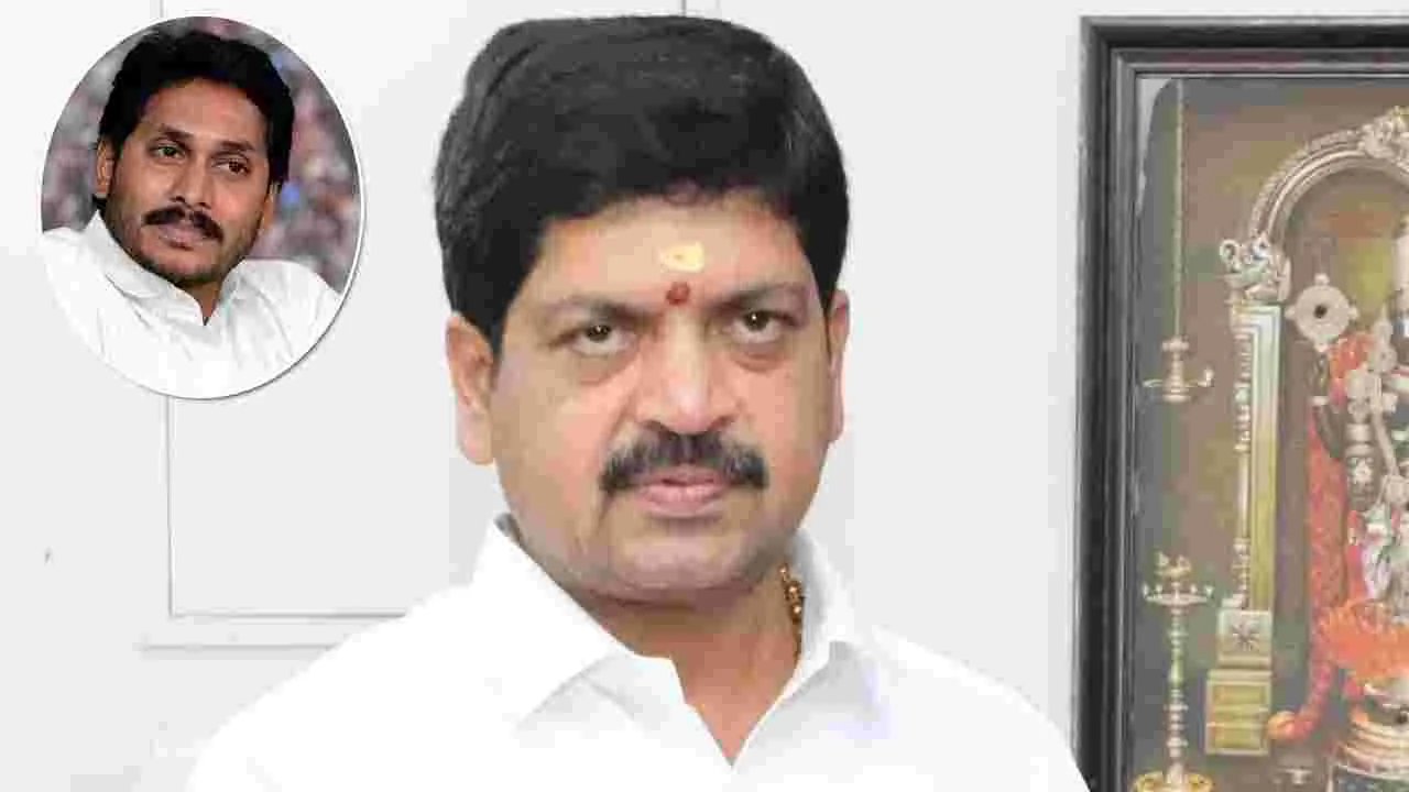 బీసీలను అణగదొక్కేందుకే రిజర్వేషన్లను తగ్గించారు.. జగన్‌పై మంత్రి కొల్లు రవీంద్ర ఫైర్