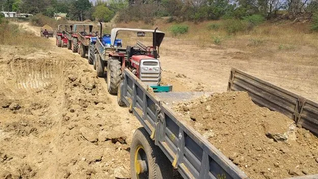 చెలరేగుతున్న   మట్టి, ఇసుక మాఫియా!