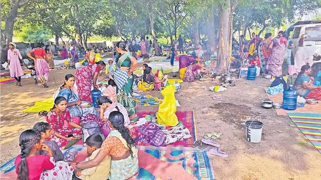 వరుస మరణాలు.. ఊరు ఖాళీ