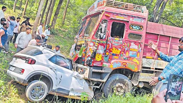 తాడ్వాయి సమీపంలో లారీ బీభత్సం