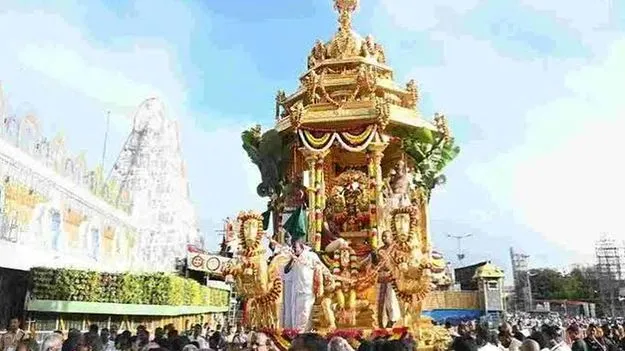 బ్రహ్మాండ నాయకునికి   వైభవోపేతంగా స్వర్ణరథోత్సవం 
