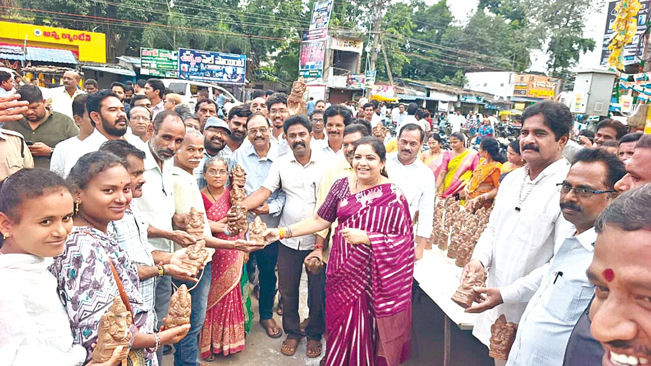 Ganeshas. మట్టి గణపతులతో పర్యావరణాన్ని పరిరక్షిద్దాం