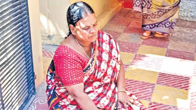 ఆదుకుంటారని ఆస్తి రాసిస్తే..  అమ్మను గెంటేశారు