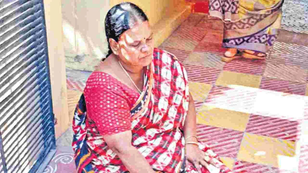 ఆదుకుంటారని ఆస్తి రాసిస్తే.. అమ్మను గెంటేశారు