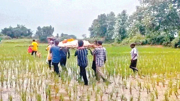 Struggle for Last Rites  అంత్యక్రియలకు అవస్థలు 