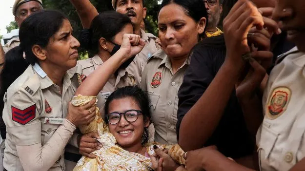 నేహా గురించి తెగ వెతికిన నెటిజన్లు