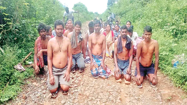 Protest   రాళ్లుతేలిన రోడ్డుపై మోకాళ్లపై నిరసన
