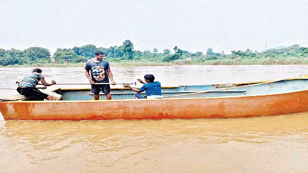  Boat to a Halt మొరాయించిన మోటారు.. నిలిచిన పడవ