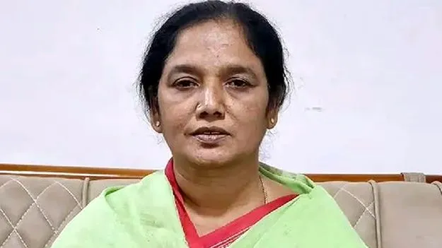 విద్యార్థినులపై దాడి చేసిన వ్యక్తిని వదిలిపెట్టం.. పరిటాల సునీత హెచ్చరిక