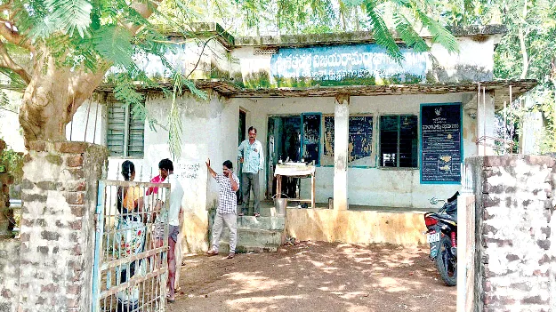  Buildings in Ruins ఖాళీలతో సతమతం ... భవనాలు శిథిలం