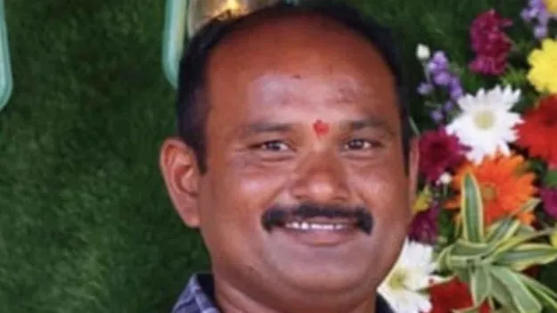 పురుగుల మందు తాగి..  పిల్లలకూ తాగించి..
