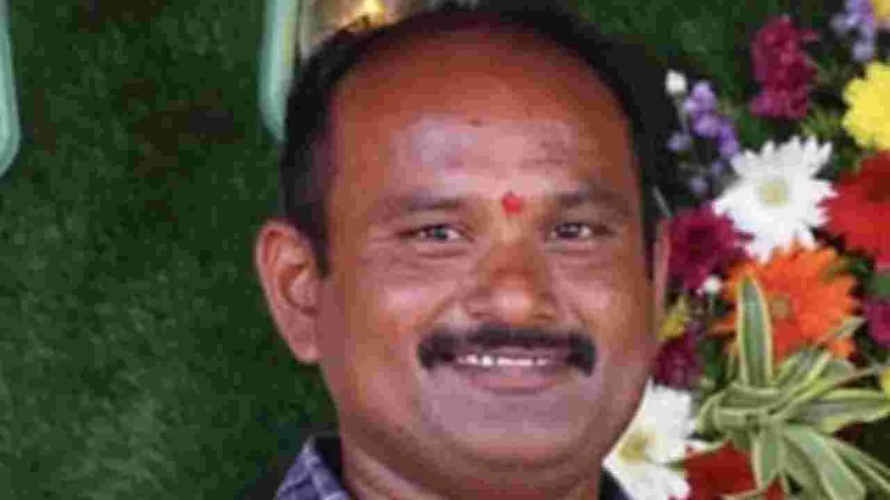 పురుగుల మందు తాగి.. పిల్లలకూ తాగించి..