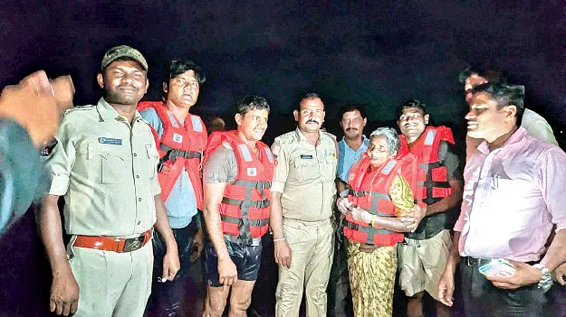 నాగావళిలో చిక్కుకున్న వృద్ధురాలు
