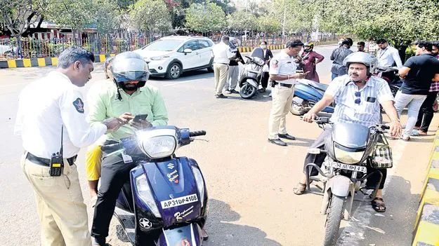 ట్రాఫిక్‌ పోలీసుల చేతివాటం