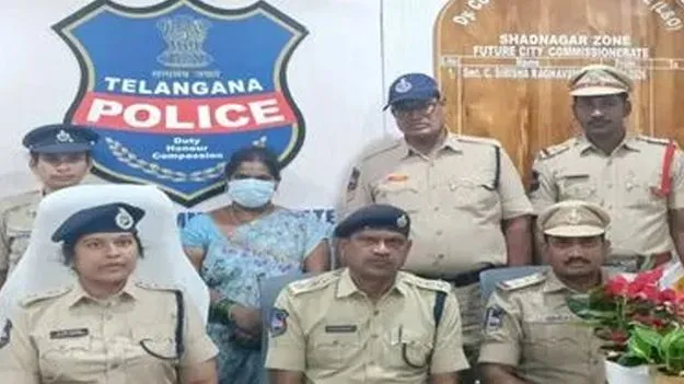 ఫోన్‌ చూస్తోందని కూతురిని గొంతు పిసికి చంపిన తల్లి 