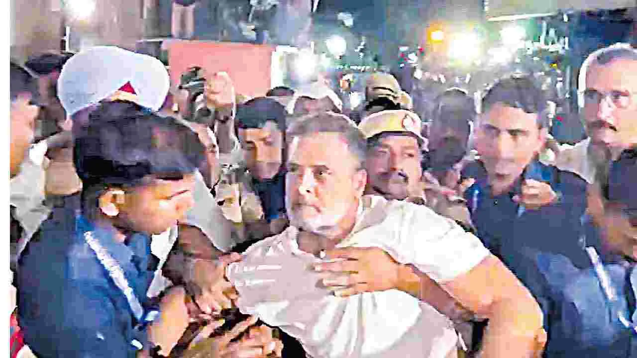 ఓట్ చోరీపై కదం  తొక్కిన విపక్షాలు!