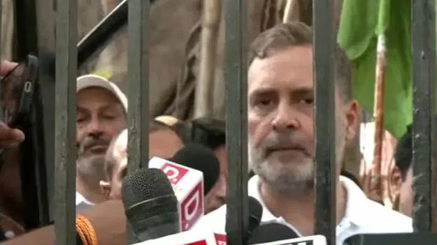 ఈసీ కార్యాలయం వద్ద విపక్షాల ధర్నా.. రాహుల్ గాంధీతో సీనియర్ పోలీసుల చర్చ..